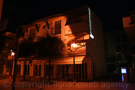 Das Hotel Esperya von Lignano Sabbiadoro bei Nacht foto